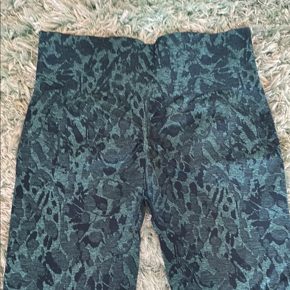 Green Patterned Workout Set - Picture 5 of 6